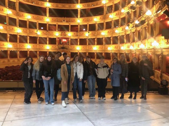 Scopri di più sull'articolo Gli studenti del Liceo “Petrarca” in visita al Teatro Verdi di Trieste